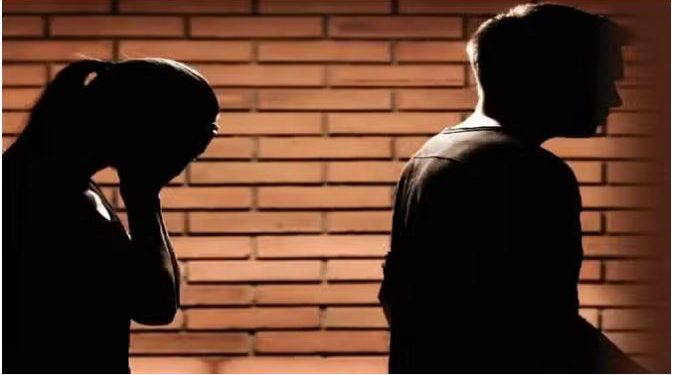 आठवीं पास पति का दर्द; बोला- ग्रेजुएट पत्नी अंग्रेजी बोल परिवार का अपमान करती है