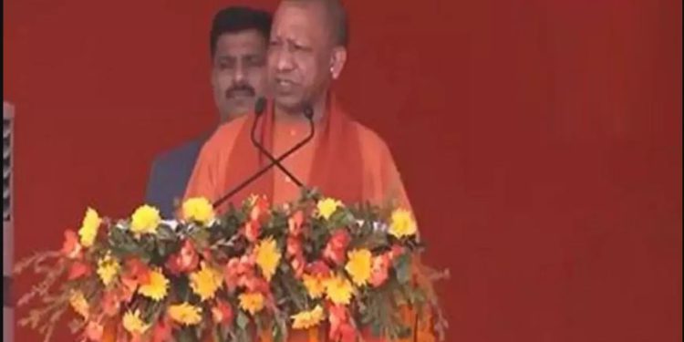 योगी ने जेवर एयरपोर्ट में जा रही जमीन का मुआवजा बढ़ाया, लखनऊ आवास पर किसानों से की बात