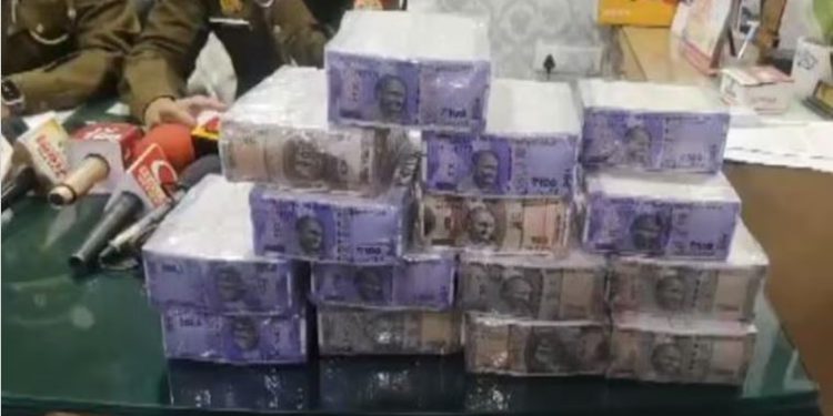 पैसे चार गुना करने के नाम पर नकली नोटों की गड्डी देकर लोगों को लगाते थे चूना, तीन गिरफ्तार