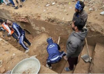 संभल में बावड़ी की तीसरे दिन खुदाई में नजर आई सीढ़ियां, डीएम ने कहा- कार्रवाई होगी… प्रशासन के एलान से मचा हड़कंप!