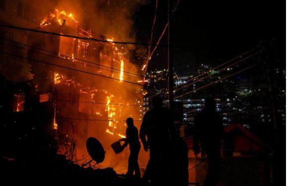 नोएडा की इलेक्ट्रॉनिक कंपनी में लगी भीषण आग, 5 घंटे तक बुझाती रहीं 17 दमकल की गाड़ियां