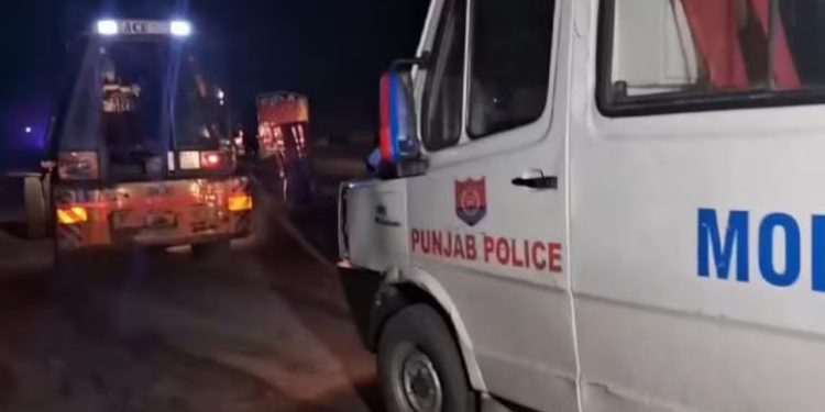 यूपी से खालिस्तानी आतंकियों के शव पंजाब ले जा रही एम्बुलेंस का एक्सीडेंट, अज्ञात वाहन ने मारी टक्कर