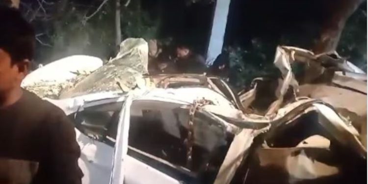 पीलीभीत में भीषण सड़क हादसा, शादी से लौट रही कार पेड़ से टकराकर खाई में गिरी, 6 की मौत और 5 घायल