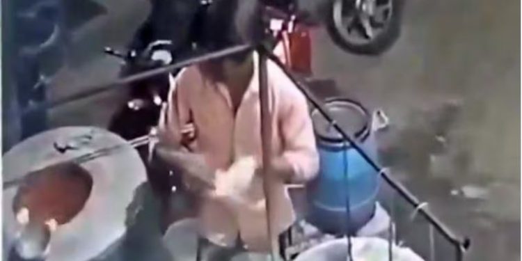 रोटी पर थूक लगाई, फिर तंदूर में सेंका… अब गाजियाबाद के होटल का Video वायरल