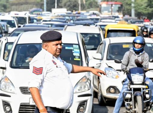 किसान आंदोलन के चलते दिल्ली-नोएडा बॉर्डर पर ट्रैफिक स्लो