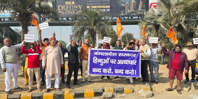 बांग्लादेश में हिंदुओं पर हो रहे अत्याचार के विरोध में ग्रेटर नोएडा वेस्ट में जोरदार प्रदर्शन