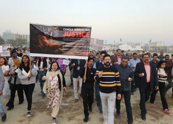 बांग्लादेश में हिंदू अल्पसंख्यक और इस्कॉन अनुयायी पर हो रहे हमले के विरोध में निकाला कैंडल मार्च