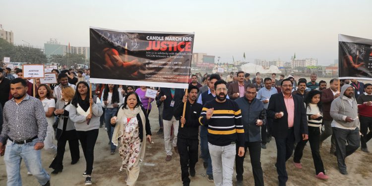 बांग्लादेश में हिंदू अल्पसंख्यक और इस्कॉन अनुयायी पर हो रहे हमले के विरोध में निकाला कैंडल मार्च