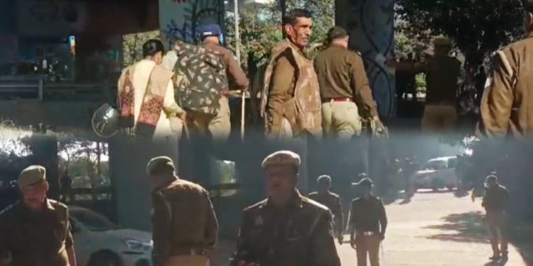 संयुक्त किसान मौर्चा ने आज फिर ज़ीरो पॉइंट पर किया महापंचायत का ऐलान, किसानों नेताओ को पुलिस ने किया हॉउस अरेस्ट