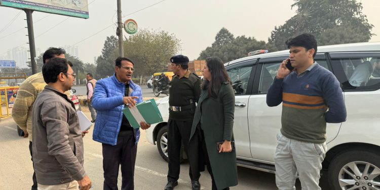 ग्रेनो वेस्ट में चार मूर्ति चौक को छोटा कर रोड होगी चौड़ी, एसीईओ ने चारमूर्ति और एक मूर्ति चौक का लिया जायजा