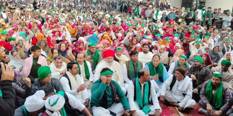 किसान महापंचायत – फर्जी मुकदमे लिखकर जमीन नही छीन सकते, जेल जाने से न डरे किसान – राकेश टिकैत