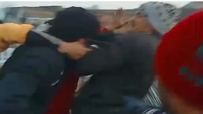 गाजीपुर में बिजली बिल वसूलने गई सरकारी टीम, गांव वालों ने मोबाइल छीना फिर दौड़ा-दौड़ा कर पीटा