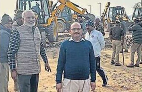 ग्रेटर नोएडा में 100 करोड़ की अवैध संपत्ति पर गरजा बुलडोजर, भूमाफिया से कब्जा मुक्त हुई जमीन