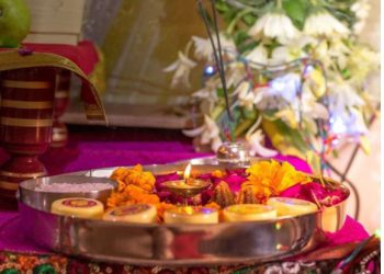 मथुरा के द्वारकाधीश मंदिर में बाहर से फूल माला और प्रसाद लाने पर लगी रोक, जानें वजह