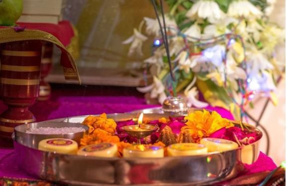 मथुरा के द्वारकाधीश मंदिर में बाहर से फूल माला और प्रसाद लाने पर लगी रोक, जानें वजह