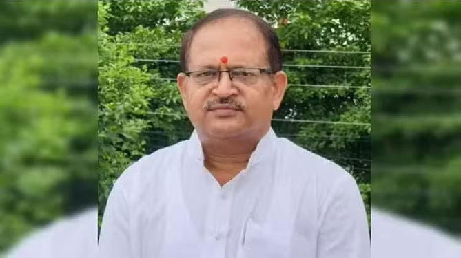 कांग्रेस छोड़ते ही मथुरा दत्त जोशी ने ज्वाइन की बीजेपी, सीएम धामी ने दिलाई सदस्यता