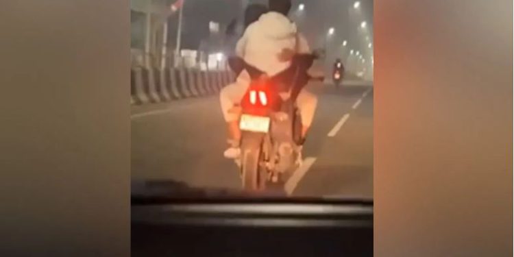 मुरादाबाद में युवती को गोद में बैठाकर बाइक चलाने का वीडियो वायरल, पुलिस ने कहा- एक्शन होगा