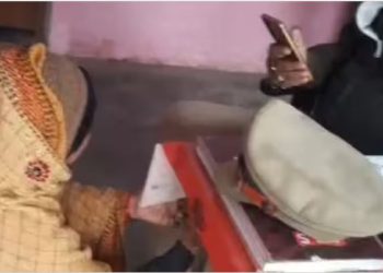 पुलिस चौकी में दरोगा ने महिला को जमीन पर बैठाया, अभद्रता करते हुए बोला-‘आवाज न आए, जेल भेज दूंगा’, VIDEO वायरल