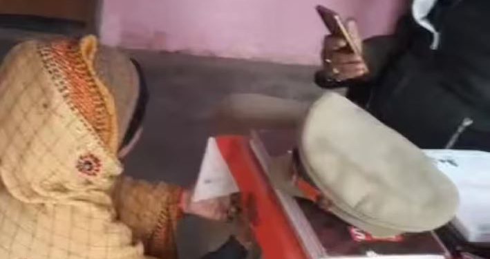 पुलिस चौकी में दरोगा ने महिला को जमीन पर बैठाया, अभद्रता करते हुए बोला-‘आवाज न आए, जेल भेज दूंगा’, VIDEO वायरल