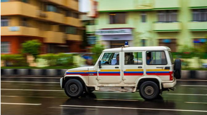 मेरठ में फिर एक बड़ी वारदात… शिक्षक दंपती के घर में 40 लाख की लूट, बेटी को पिस्टल से किया घायल