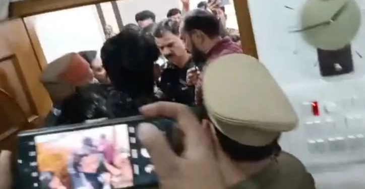 सीतापुर से कांग्रेस सांसद राकेश राठौर रेप के आरोप में गिरफ्तार, पुलिस ने बीच प्रेस कॉन्फ्रेंस से उठाया; जानें पूरा मामला