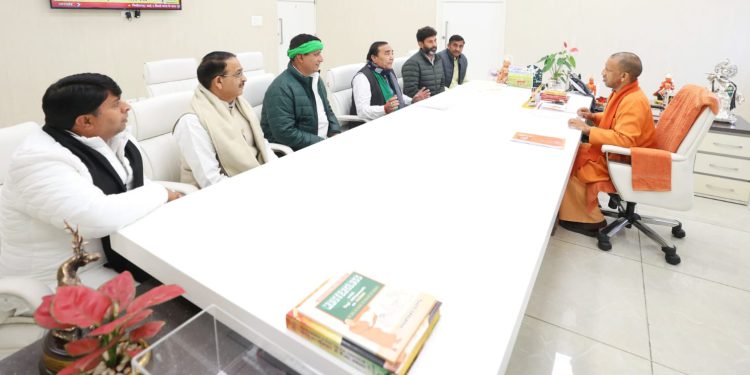 सीएम योगी से मिला किसानों का प्रतिनिधि मंडल, मांगो को जल्द पूरा होने का मिला अश्वांसन