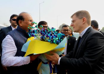 नोएडा इंटरनेशनल एयरपोर्ट पहुंचकर दिल्ली के उपराज्यपाल ने एयरपोर्ट भूमि अधिग्रहण एवं यमुना प्राधिकरण के विकास कार्यों की ली जानकारी