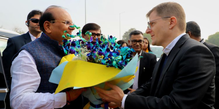 नोएडा इंटरनेशनल एयरपोर्ट पहुंचकर दिल्ली के उपराज्यपाल ने एयरपोर्ट भूमि अधिग्रहण एवं यमुना प्राधिकरण के विकास कार्यों की ली जानकारी