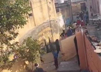 बिसाहड़ा में मामूली बात पर दो पक्षों में जमकर चले लाठी-डंडे, मारपीट की वीडियो वायरल