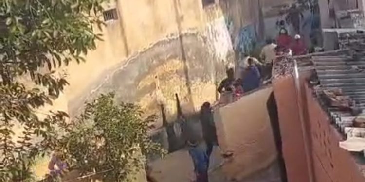 बिसाहड़ा में मामूली बात पर दो पक्षों में जमकर चले लाठी-डंडे, मारपीट की वीडियो वायरल