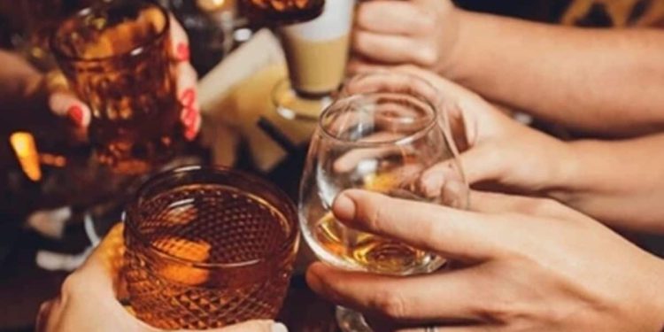 नए साल के जश्न में नोएडा के लोगो ने बनाया रिकॉर्ड, डकार गए 20 करोड़ की शराब