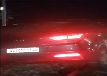 अमरोहा में नशे में धुत युवक ने रेलवे ट्रैक पर दौड़ाई कार, हड़कंप