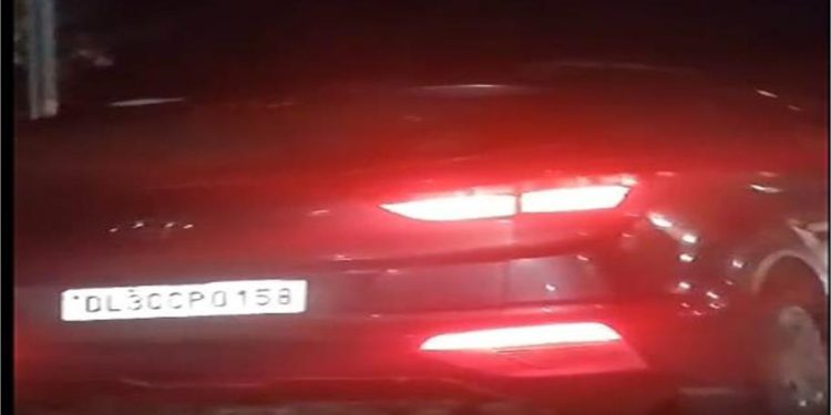 अमरोहा में नशे में धुत युवक ने रेलवे ट्रैक पर दौड़ाई कार, हड़कंप