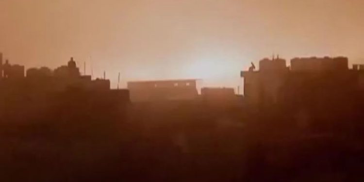 गाजियाबाद में गैस सिलेंडर से भरे ट्रक में लगी आग, रुक-रुक फट रहे सिलेंडर