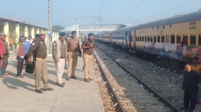 थक गया हूं, अब नहीं चलाऊंगा… कुंभ मेला ट्रेन को छोड़कर चला गया ड्राइवर, जानें फिर क्या हुआ?