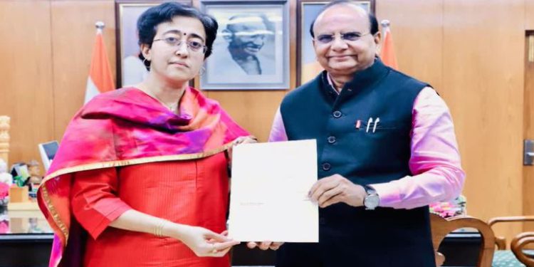 दिल्ली चुनाव में AAP की करारी हार के बाद आतिशी ने छोड़ा मुख्यमंत्री पद, उपराज्यपाल को सौंपा इस्तीफा