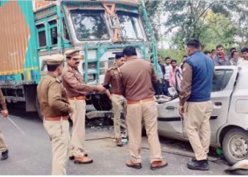 महोबा में ट्रक से टकराई श्रद्धालुओं से भरी कार, महिला सहित 4 लोगों की मौत