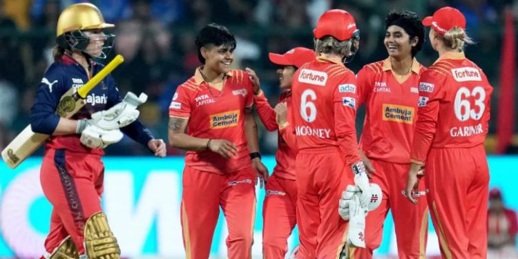 RCB की टीम को मिली करारी हार, स्मृति मंधाना भी फ्लॉप; गुजरात जायंट्स की कप्तान ने लगाई फिफ्टी