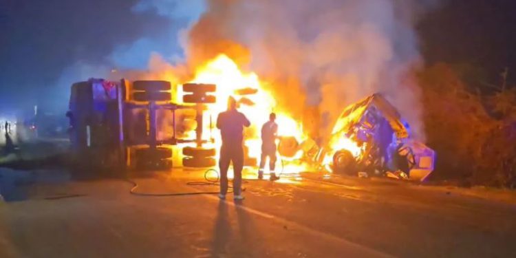 हमीरपुर: हाइवे पर दो ट्रकों में टक्कर के बाद लगी भीषण आग, ड्राइवर सहित 3 लोग जिंदा जले