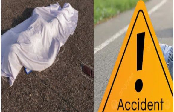 नोएडा में डंपर ने मोटरसाइकिल को मारी टक्कर, खिलौने बनाने वाली कंपनी के दो कर्मियों की मौत