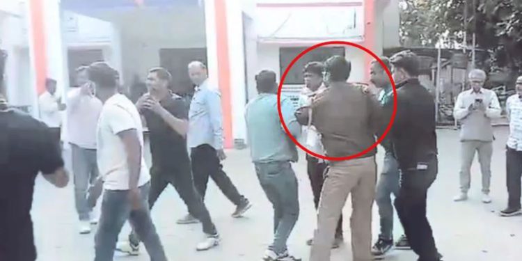 थाने से SHO को घसीटते हुए ले गई एंटी करप्शन टीम; 30 हजार रुपये की ली थी घूस, गिड़गिड़ाते रहे साहब