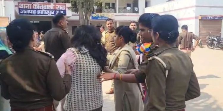 थाने के सामने ही भिड़ गईं सिपाही की बीवी और गर्लफ्रेंड, एक-दूसरे को जमकर पीटा