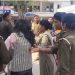थाने के सामने ही भिड़ गईं सिपाही की बीवी और गर्लफ्रेंड, एक-दूसरे को जमकर पीटा