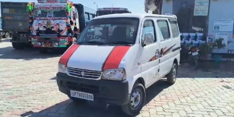 ये तो धोखा हो गया! वैन चोरी कर भाग रहे थे, रास्ते में खत्म हो गया पेट्रोल; वहीं खड़ी कर भागे