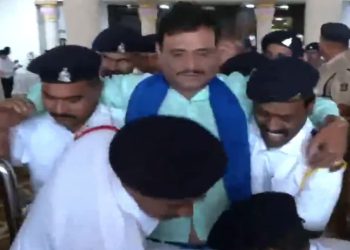 BJP के 18 विधायक छह महीने के लिए निलंबित, मार्शलों ने विधानसभा से निकाला बाहर