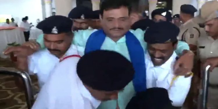 BJP के 18 विधायक छह महीने के लिए निलंबित, मार्शलों ने विधानसभा से निकाला बाहर