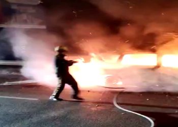 रुड़की में हाईवे पर चलती कार बनी आग का गोला, यात्रियों ने कूदकर बचाई जान