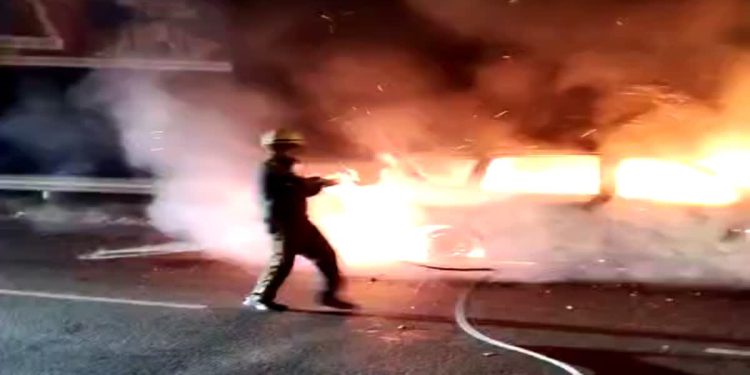 रुड़की में हाईवे पर चलती कार बनी आग का गोला, यात्रियों ने कूदकर बचाई जान