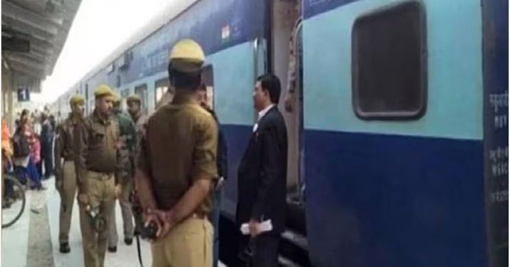 अयोध्या से दिल्ली जा रही ट्रेन को बम से उड़ाने की धमकी, यात्रियों को उतारकर कराई गई जांच, सेना ने भी की मदद