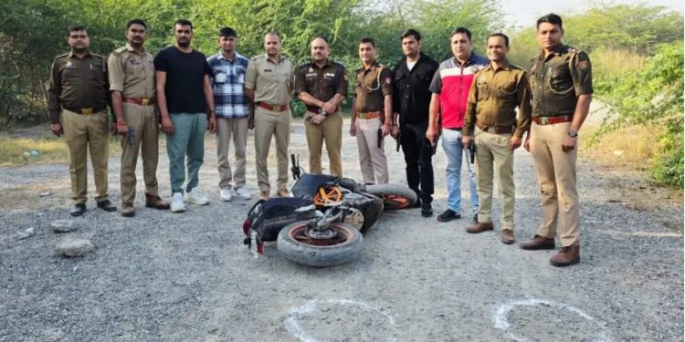 नोएडा पुलिस मुठभेड़ में 3 शातिर बदमाश घायल, लूटे गए मोबाइल और हथियार बरामद